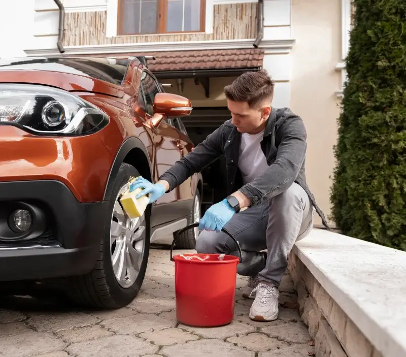 Lavage auto à domicile Saint-Parres-aux-Tertres : professionnel intervenant sur un véhicule